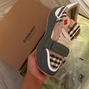 Burberry shoe (female)